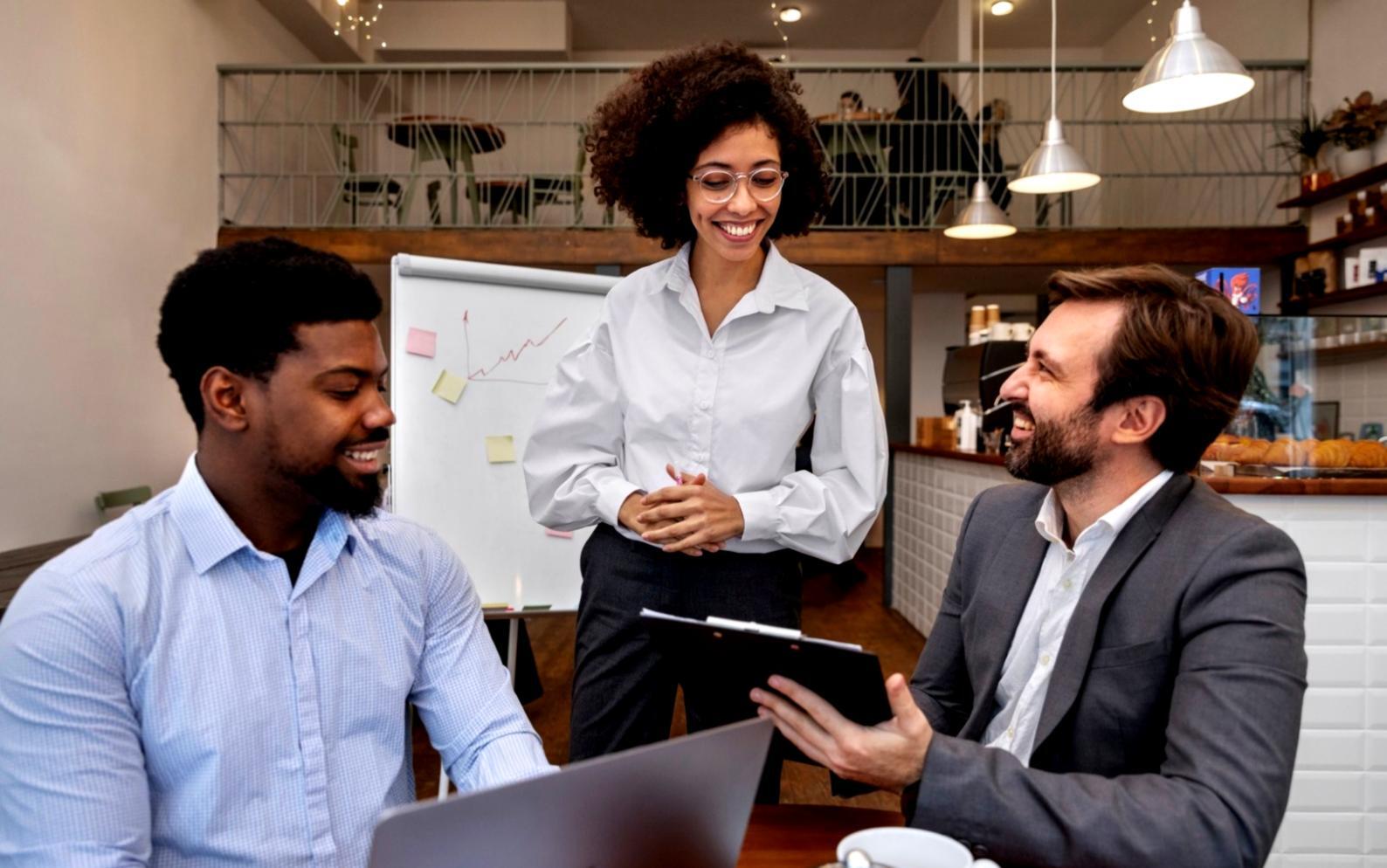 Étudiants travaillant en groupe sur une analyse financière
