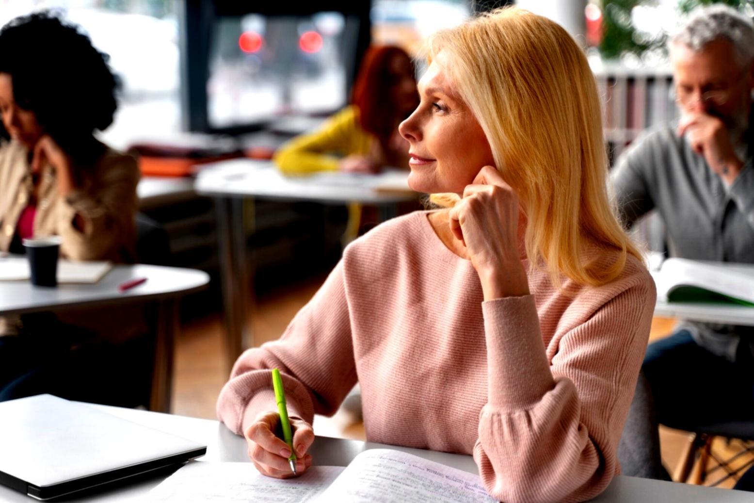 Équipe zoriveniqo travaillant sur des stratégies financières